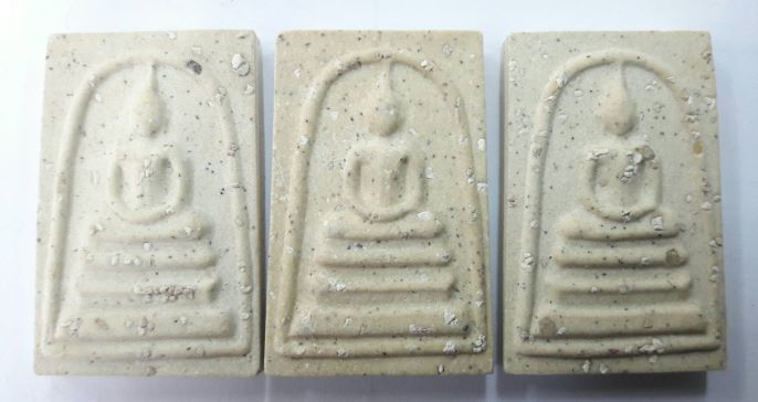 สมเด็จวัดระฆัง รุ่น 141 ปี มหามงคล พิมพ์พระประธานโรยผงเก่า มา 3 องค์ เคาะเดียวได้เรื่อง