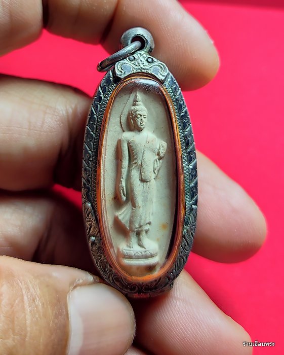 พระลีลา 25 พุทธศตวรรษ เนื้อดินสีขาว นิยม พิมพ์หลังกาบหมาก สวยงาม