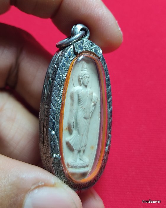 พระลีลา 25 พุทธศตวรรษ เนื้อดินสีขาว นิยม พิมพ์หลังกาบหมาก สวยงาม