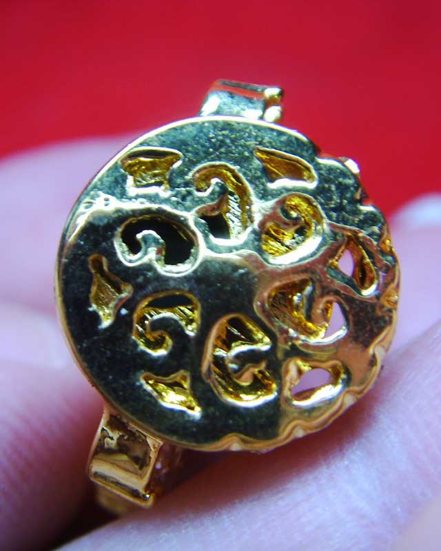 หลวงพ่อคูณ  รุ่นเอกลักษณ์เลี่ยมพลอยเสาร์ห้า  วัดบ้านไร่  ปี2537(กะหลั่ยทองพร้อมกล่องเดิม)