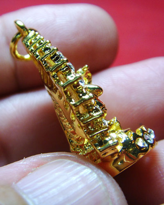 หลวงพ่อคูณ  รุ่นเอกลักษณ์เลี่ยมพลอยเสาร์ห้า  วัดบ้านไร่  ปี2537(กะหลั่ยทองพร้อมกล่องเดิม)