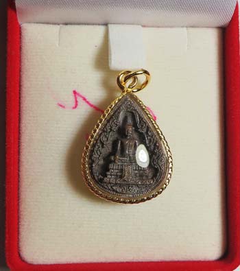 *เหรียญหล่อฯหยดน้ำ หลวงพ่อวัดไร่ขิง หลัง ภปร. ปี๒๕๒๒ เนื้อนวะโลหะ(เลี่ยมเดิม)*