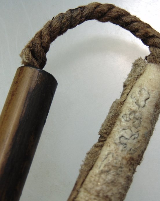 ตะกรุดไม้รวก +หนังควายเผือก เชือกเก่า