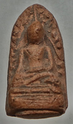 พระรอดลำพูน รุ่น ลำพูน สู่ศตวรรษที่ ๑๔ สร้างปี ๓๙ ส่วนผสมของพระรอดกรุเก่าและพระกรุสกุลลำพูนที่แตกหัก