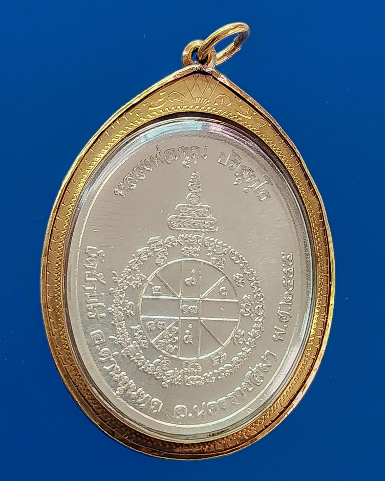 เหรียญเมตตา หลวงพ่อคูณ ห่มคลุม ปี 2555 เนื้อเงินหน้าทองคำ!!!!! นิยมมมมมมจัด