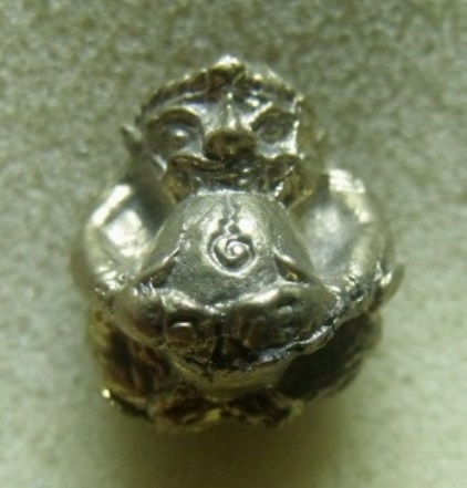 **วัดใจ**ลูกอมหนุมานครองเมือง มียันต์รอบ เนื้อโลหะผสม ..สวยๆ ไม่ทราบที่**เลี่มมกรอบพร้อมใช้