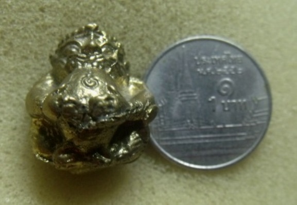 **วัดใจ**ลูกอมหนุมานครองเมือง มียันต์รอบ เนื้อโลหะผสม ..สวยๆ ไม่ทราบที่**เลี่มมกรอบพร้อมใช้