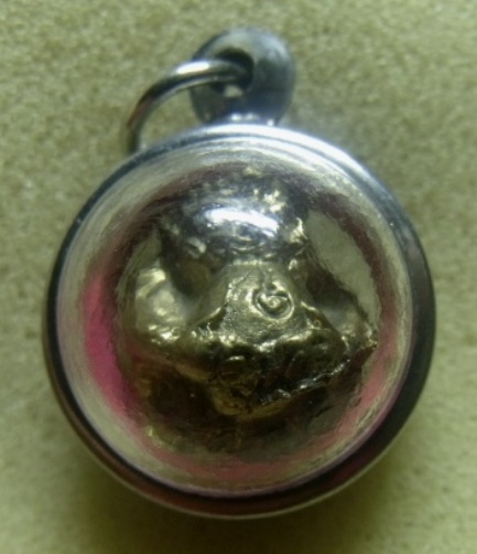 **วัดใจ**ลูกอมหนุมานครองเมือง มียันต์รอบ เนื้อโลหะผสม ..สวยๆ ไม่ทราบที่**เลี่มมกรอบพร้อมใช้