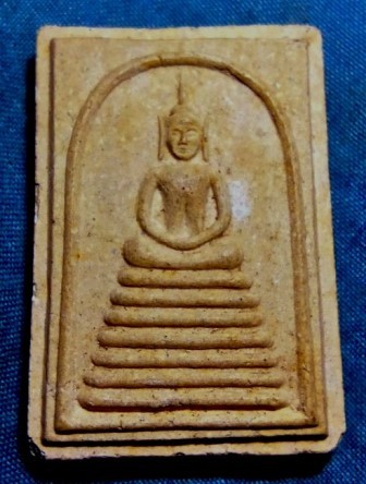 สมเด็จหลังรูปถ่ายหลวงพ่อโต๊ะ วัดสระเกษ