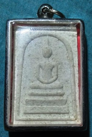 พระสมเด็จ รุ่นสรงน้ำ สร้างปี พ.ศ. 2537 ด้านหลังเป็นรูปเหมือนหลวงพ่อ 