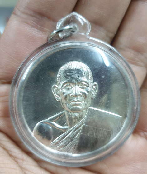 หลวงพ่อยิด วัดหนองจอก เหรียญสรงน้ำ ปี 2537 เนื้อเงิน สวยมากๆ