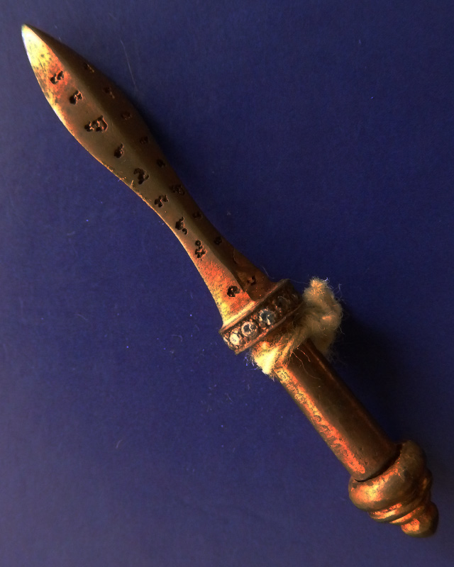 2.พระขรรค์เพชรพระพุทธเจ้ารุ่นแรก เนื้อสัตตโลหะ หลวงปู่คำบุ วัดกุดชมภู พ.ศ. 2553 ยิงเลข พร้อมกล่อง