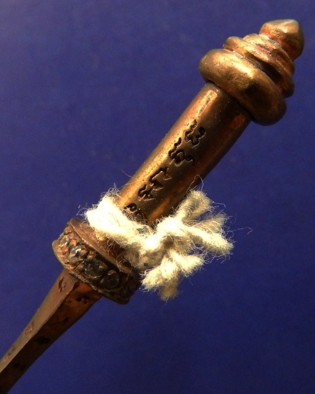 2.พระขรรค์เพชรพระพุทธเจ้ารุ่นแรก เนื้อสัตตโลหะ หลวงปู่คำบุ วัดกุดชมภู พ.ศ. 2553 ยิงเลข พร้อมกล่อง