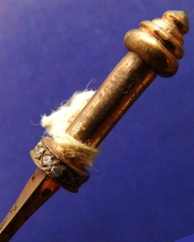 2.พระขรรค์เพชรพระพุทธเจ้ารุ่นแรก เนื้อสัตตโลหะ หลวงปู่คำบุ วัดกุดชมภู พ.ศ. 2553 ยิงเลข พร้อมกล่อง