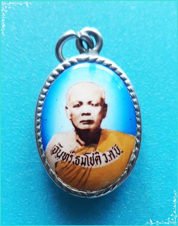 ..ลพ.จันทร์ วัดประดู่ตะบอง อย. ล็อคเก็ต ฉากฟ้า ครึ่งองค์ หลังยันต์..