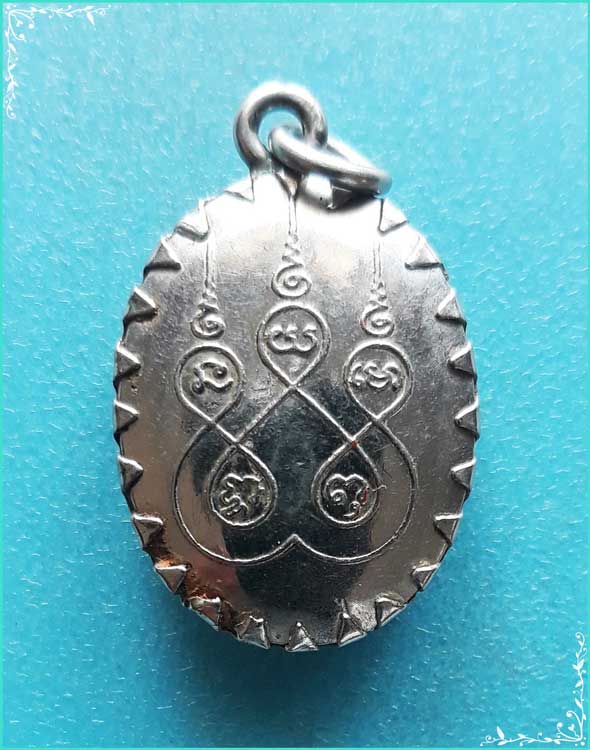 ..ลพ.จันทร์ วัดประดู่ตะบอง อย. ล็อคเก็ต ฉากฟ้า ครึ่งองค์ หลังยันต์..