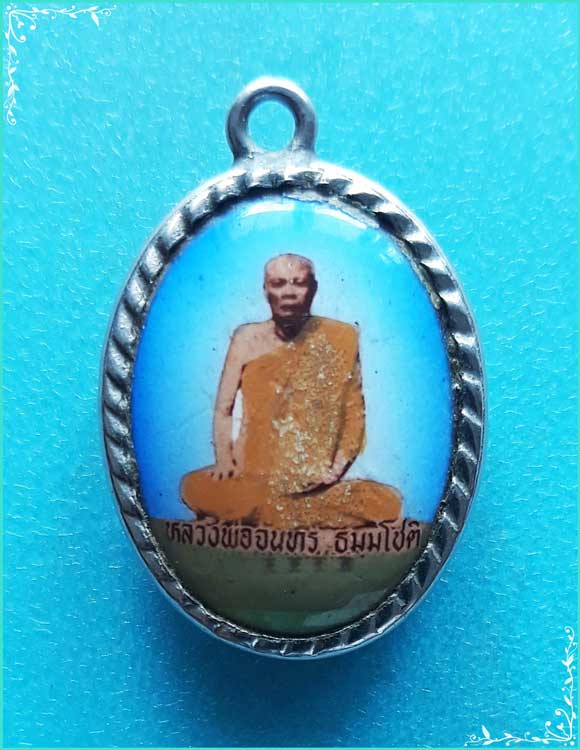 ..ลพ.จันทร์ วัดประดู่ตะบอง อย. ล็อคเก็ต ฉากฟ้า เต็มองค์ หลังยันต์..