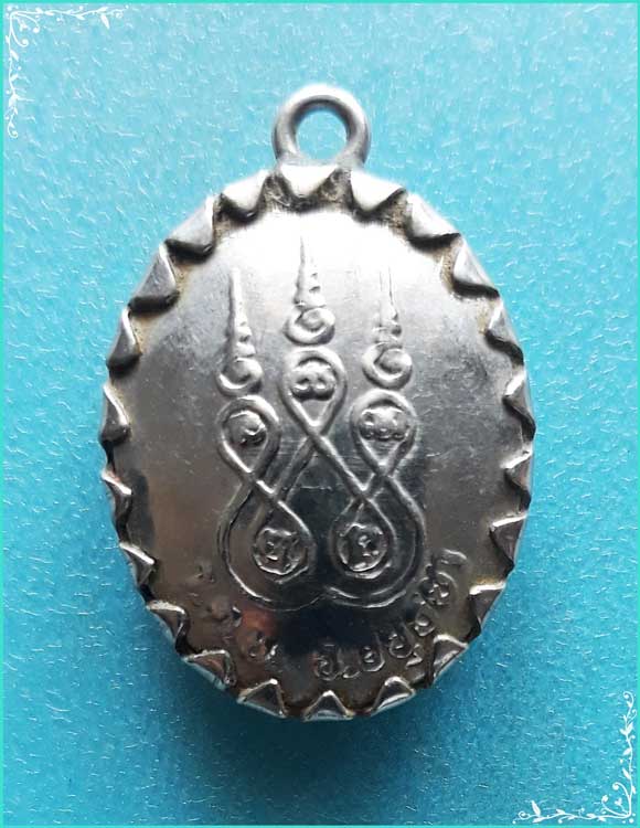 ..ลพ.จันทร์ วัดประดู่ตะบอง อย. ล็อคเก็ต ฉากฟ้า เต็มองค์ หลังยันต์..