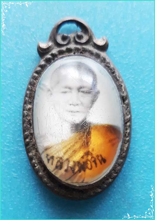 ..ลพ.จิ่น วัดคานรูด ล็อคเก็ต ครึ่งองค์ หลังยันต์ ปี 18..