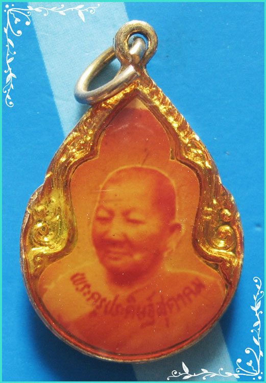 ..ลพ.ถึก วัดสนามช้าง ล็อคเก็ตสี ครึ่งองค์ หลัง ลพ.โสธร ปี 28..