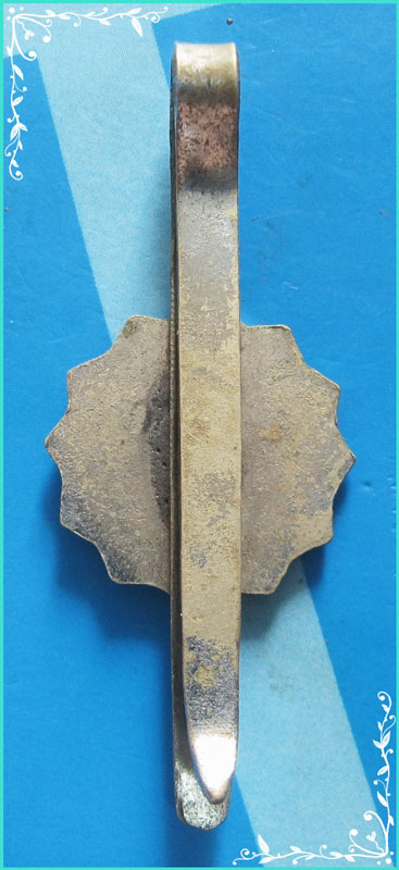 ..ลพ.โบ วัดโคก แหนบรูปเหมือน ครึ่งองค์ เนื้ออัลปาก้า หลังเรียบ..