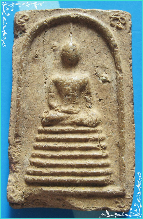 ..ลพ.รักษ์ วัดน้อยแสงจันทร์ พระสมเด็จ พิมพ์สะดุ้งกลับ เนื้อผงผสมว่าน หลัง รูป..