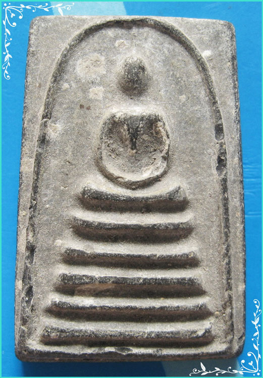 ..ลพ.ป่วน วัดโพธิ์งาม ชน. พระสมเด็จ พิมพ์สามชั้น เนื้อผงผสมใบลาน หลังรูป (มีกระเทาะ)..