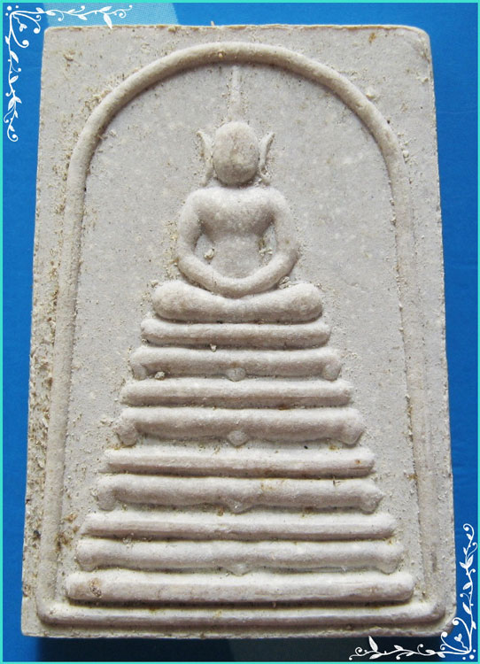 ..ลป.ดี วัดพระรูป สพ. พระสมเด็จ พิมพ์เก้าชั้น เนื้อผงเก่าๆ หลัง รอยพระพุทธบาท ปี 31 (มีกระเทาะ)..