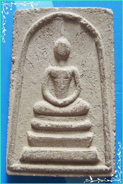 ..ลป.อ่อน วัดเนินมะเกลือ พล. พระสมเด็จ พิมพ์สามชั้น เนื้อผงเก่าๆ หลังรูป ครึ่งองค์..