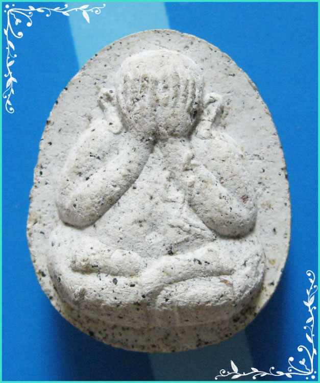 ..วัดเจ้าอาม กทม พระปิดตามหาลาภ เนื้อผงเก่าๆ หลังยันต์ (ผสมผงไม้ช่อฟ้า วัดระฆัง)..