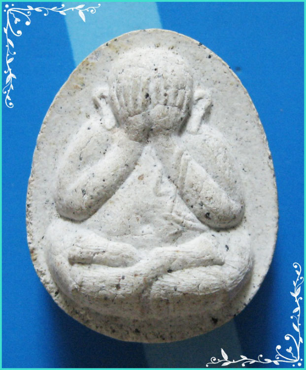 ..วัดเจ้าอาม กทม พระปิดตามหาลาภ เนื้อผงเก่าๆ หลังยันต์ (ผสมผงไม้ช่อฟ้า วัดระฆัง)..