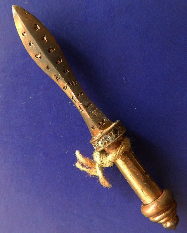 6.พระขรรค์เพชรพระพุทธเจ้ารุ่นแรก เนื้อสัตตโลหะ หลวงปู่คำบุ วัดกุดชมภู พ.ศ. 2553 ยิงเลข พร้อมกล่องเดิ