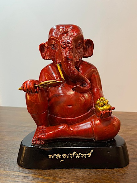 พระอุเชนทร์ เนื้อผิวน้ำผึ้งลงสีพาติน่าสีแดง หลวงปู่อิ่ม วัดทุ่งนาใหม่ นครศรีธรรมราช