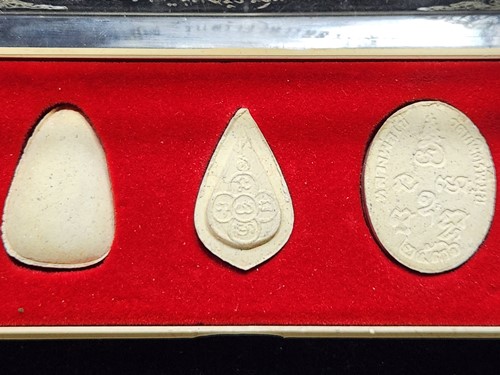 วัดบพิตรพิมุข(วัดเชิงเลน) กทม  ชุดพระผงหลวงปู่ไข่ รุ่นสร้างวิหารหลวงปู่ไข่  25 ก.ค.36