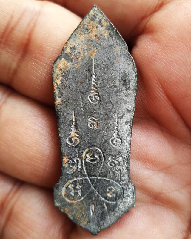 2.พระลีลา 25 พุทธศตวรรษ เนื้อชิน พิมพ์หางหงส์ มีคราบปลวก