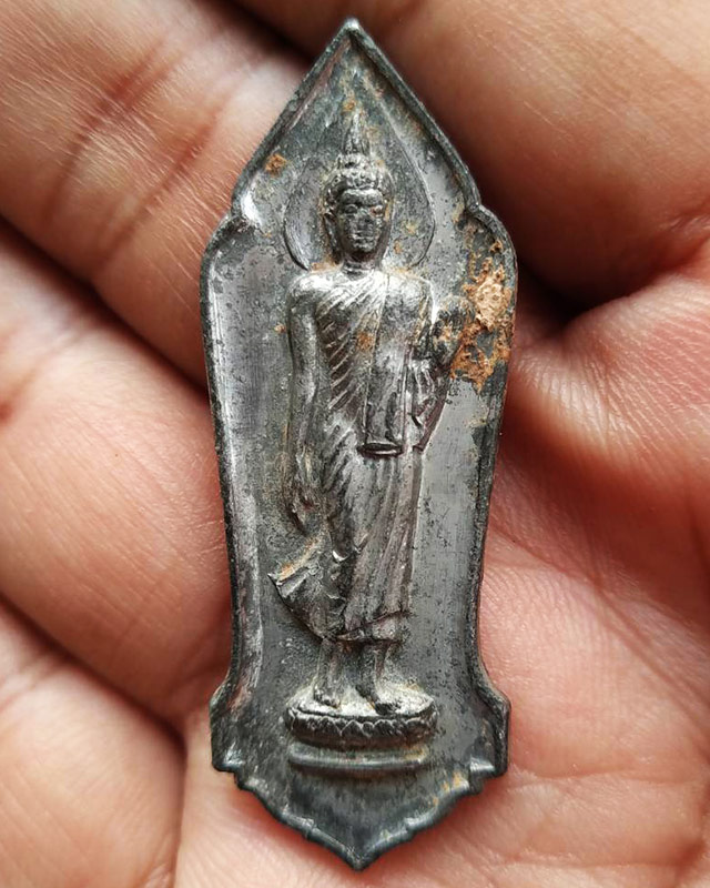 2.พระลีลา 25 พุทธศตวรรษ เนื้อชิน พิมพ์หางหงส์ มีคราบปลวก