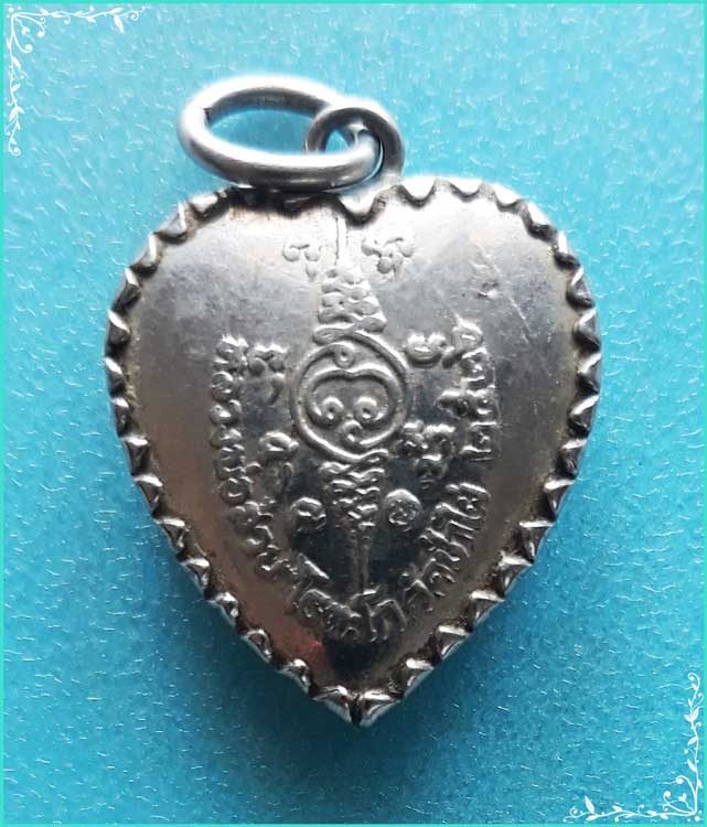 ..ลพ.ส่วน วัดป่าไผ่ ล็อคเก็ต ครึ่งองค์ หลังยันต์ ปี 26..