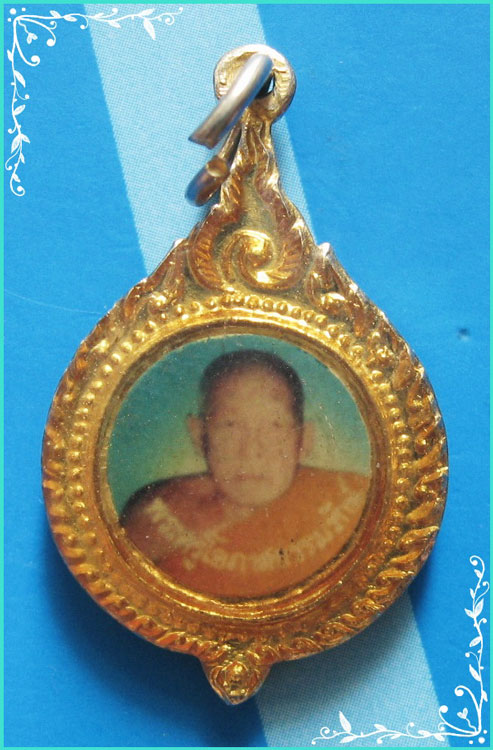 ..ลพ.สว่าง วัดวังใต้ ล็อคเก็ตสี เรซิ่น ครึ่งองค์ หลังยันต์..