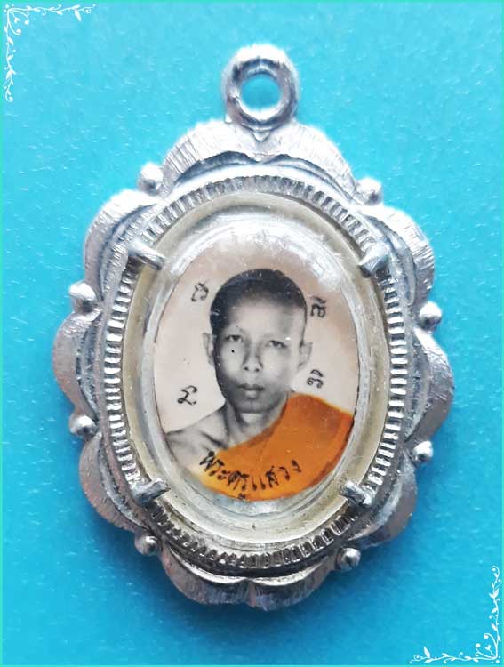 ..ลพ.แสวง วัดทวีพูลรังสรรค์ ล็อคเก็ต ครึ่งองค์ หลังยันต์ รุ่น ผูกพัทธสีมา ปี 17..