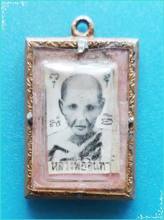 ..ลพ.อินทร์ วัดเนินพระ ล็อคเก็ต สี่เหลี่ยม ครึ่งองค์ หลังยันต์ รุ่น พิเศษ..