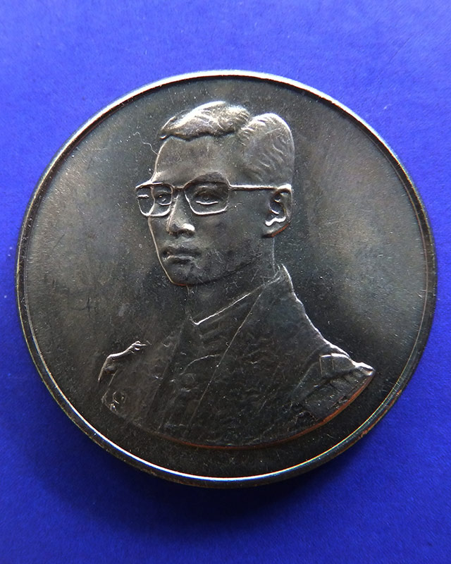 9.เหรียญในหลวง ที่ระลึกเดินการกุศลเทิดพระเกียรติ 5 ธ.ค. 2527 ขนาด 2 ซ.ม. กองทัพบก ซองเดิม