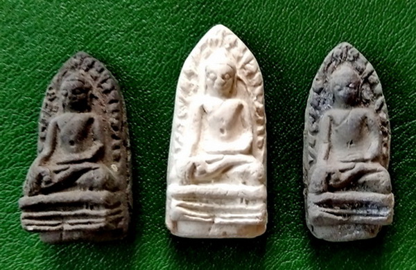 พระรอดพิมพ์ใหญ่ รุ่นเบญจมหาวัน วัดมหาวัน จ.ลำพูน ปี 2540...(3 สี 3 องค์ กล่องเดิม)...(3))