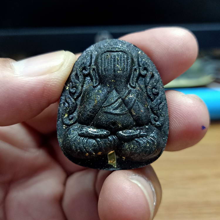 พิมพ์พระปิดตากนกข้าง บูชาครู หลวงปู่โต๊ะ หลวงพ่อนงค์ วัดบางน้ำชน ธนบุรี จ.กรุงเทพ ปี 2565 เนื้อดำ