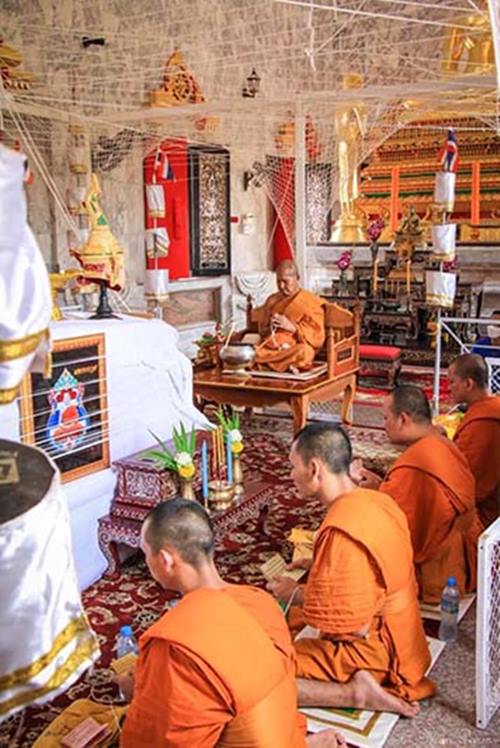 เหรียญเสมาพญานาคคู่ รุ่นมหาระรวย หลวงพ่อรวย เนื้อทองฝาบาตรหน้่ากากน้ำเต้าทองแดงผิวรุ้่ง