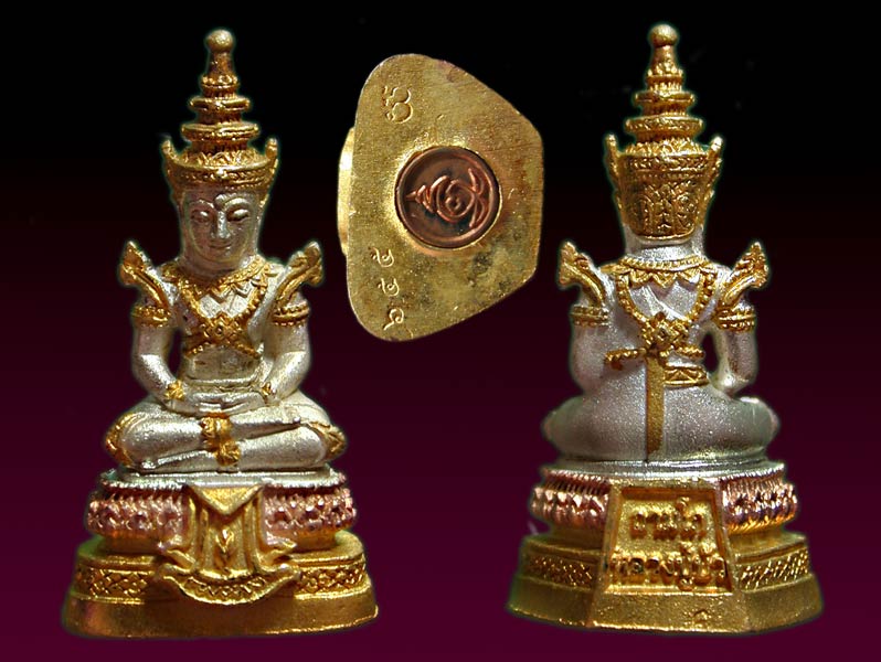 พระแก้วมรกตลอยองค์เนื้อ 3K หลวงปู่บัวถามโก เกจิดังจังหวัดตราด สร้าง 1,499 องค์ .......เคาะเดียวแดง  