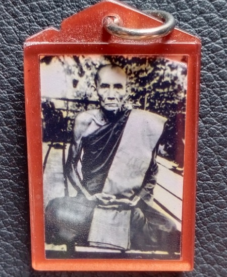 รูปถ่ายย้อนยุค หลวงพ่อกวย ชุตินธโร วัดโฆสิตาราม จ.ชัยนาท รุ่นมงคลถาวร ปี 2555 เคาะเดียว