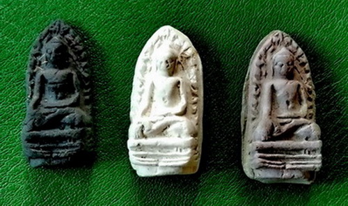 พระรอดพิมพ์ใหญ่ รุ่นเบญจมหาวัน วัดมหาวัน จ.ลำพูน ปี 2540...(3 สี 3 องค์ กล่องเดิม)...(2)