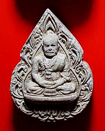 รูปเหมือนลายกนก เนื้อผงผสมว่าน หลวงปู่พรหมมา เขมจาโร วัดสวนหินผานางคอย จ.อุบลราชธานี….(ในเลี่ยม+แหนบ