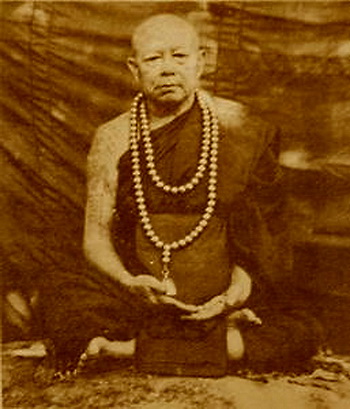 รูปเหมือนลายกนก เนื้อผงผสมว่าน หลวงปู่พรหมมา เขมจาโร วัดสวนหินผานางคอย จ.อุบลราชธานี….(ในเลี่ยม+แหนบ