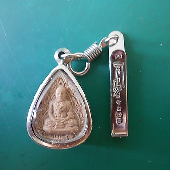 รูปเหมือนลายกนก เนื้อผงผสมว่าน หลวงปู่พรหมมา เขมจาโร วัดสวนหินผานางคอย จ.อุบลราชธานี….(ในเลี่ยม+แหนบ